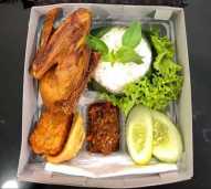 Nasi Kotak Ayam Kampung + Air Mineral 600 Ml